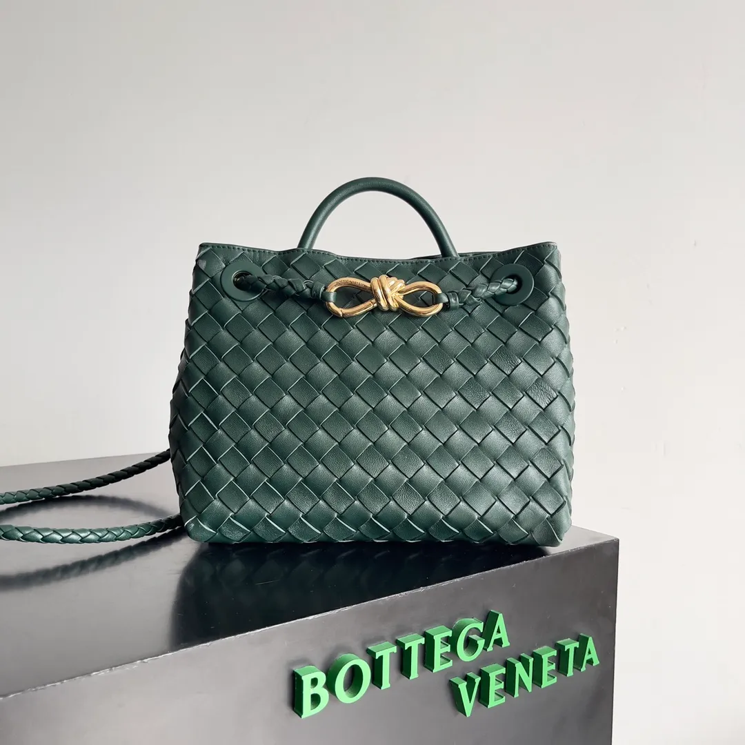The 2023 new Andiamo batch of 1860 BV has been shipped‼ ️Really popular🔥The new Andiamo woven handbag launched by Bottega Veneta this season is really popular all over the world! ! Celebrities at home and abroad have worn it, and Oscar-winning actress Michelle Yeoh has taken it out on the street. Song Jia, Trai Yara, Yu Feihong, Sanji Ayaka, Rosie Hunting-Whiteley, Yoshioka Riho, etc. have all picked up this bag. It is classic and versatile, showing off its temperament, and the bag capacity is also large, which is very convenient for daily commuting! ! A variety of carrying methods, the shoulder straps can be adjusted by yourself, the original lambskin feels soft and delicate, and the neutral style is made to break gender boundaries and bring a more practical and longer-lasting use experience. Andiamo, which has both elegant and casual styles, perfectly interprets the true appearance of "fashionable old money style". Style number: 743568 Size: 25*22*10.5cm